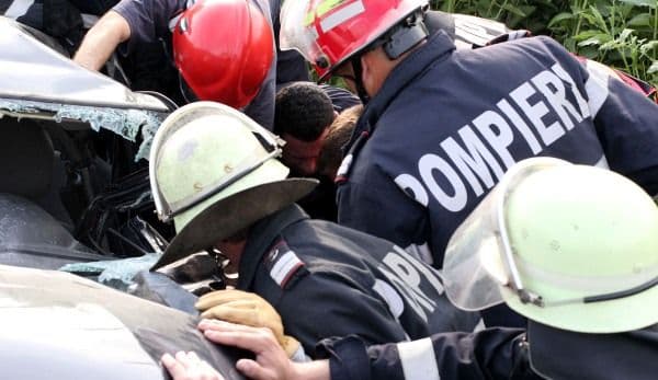 Accident GRAV! Pasagerul rămas captiv între fiarele contorsionate, scos de pompieri