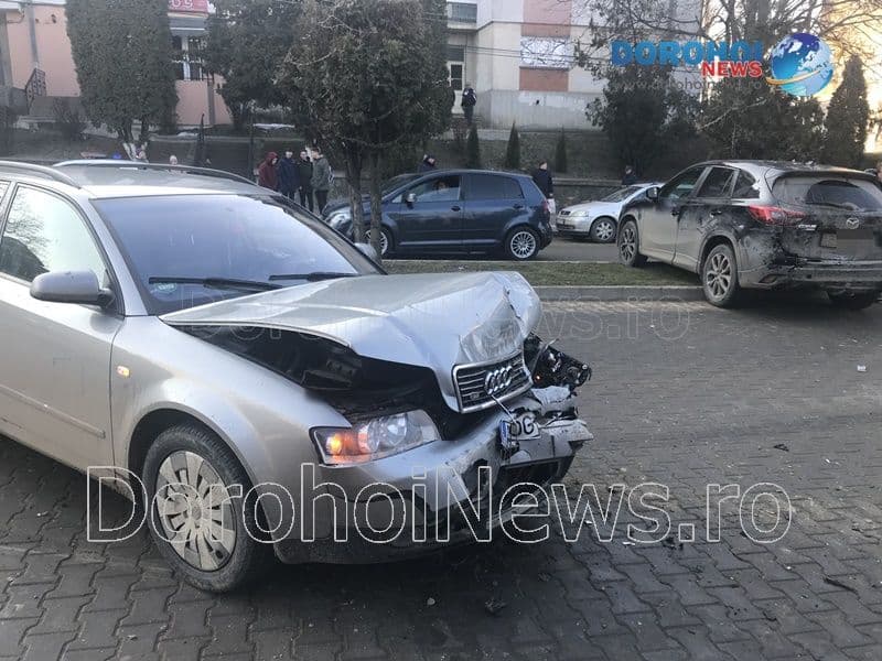 Carambol cu trei mașini pe Bulevardul Victoriei din Dorohoi. Două persoane au fost rănite – FOTO