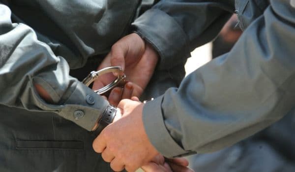 Doi tineri reținuți după ce au tâlhărit un bătrân de 76 de ani