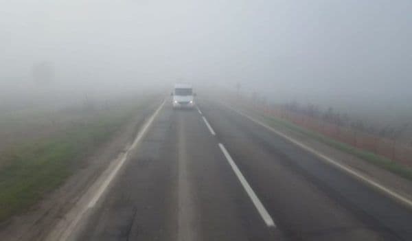 Șoferul unei autoutilitare a ratat o curbă și s-a răsturnat în afara părţii carosabile