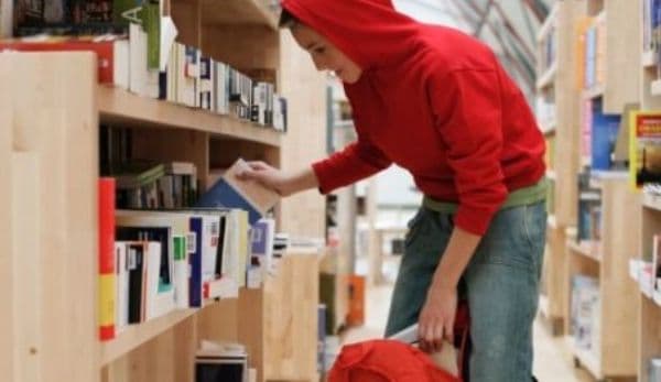 Doi adolescenți au furat accesorii de telefon şi produse alimentare dintr-un magazin din Botoșani