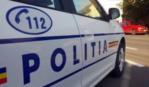 Tânăr drogat, urmărit în trafic de Poliție, prins după ce s-a proptit cu mașina într-un șanț