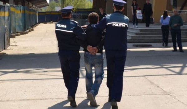 Hoț de portofele prins în flagrant de polițiștii botoșăneni, internat la Psihiatrie