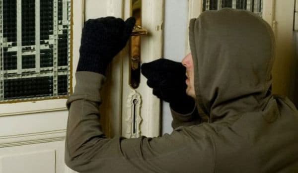 A spart casa unui consătean, de unde a sustras mai multe produse electrocasnice