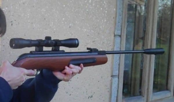 Doi bărbaţi cercetaţi pentru săvârşirea a cinci infracţiuni după un conflict pe un fond de vânătoare