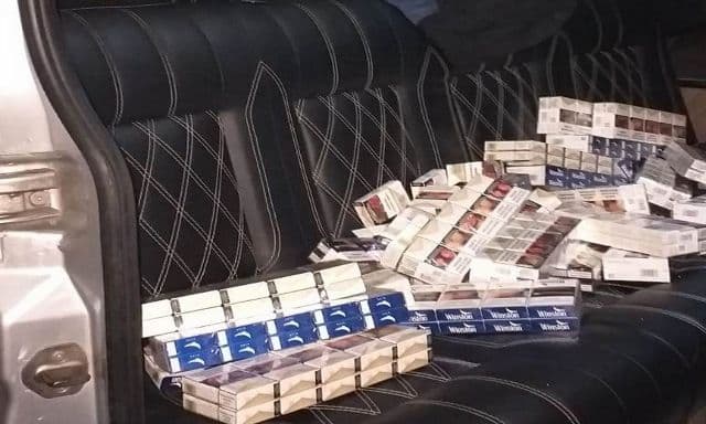 Țigări de contrabandă ascunse în microbuze, descoperite la PTF Stânca - FOTO