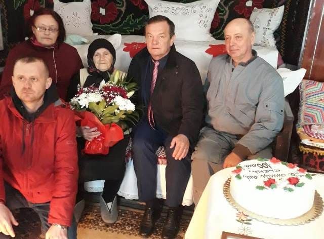 „Cetățean centenar” din Dorohoi sărbătorit de rude și autorități - FOTO