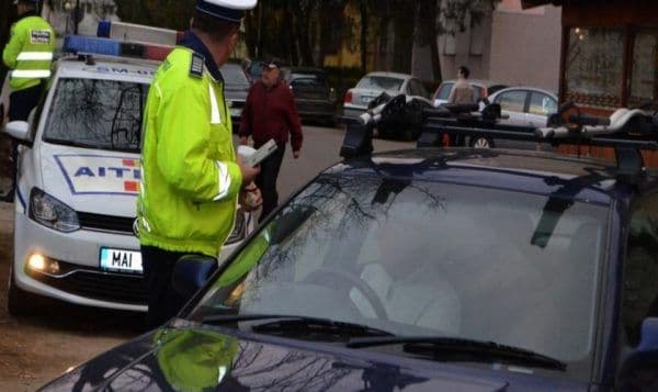 Cum s-a dat de gol un şofer fără permis în faţa poliţiştilor