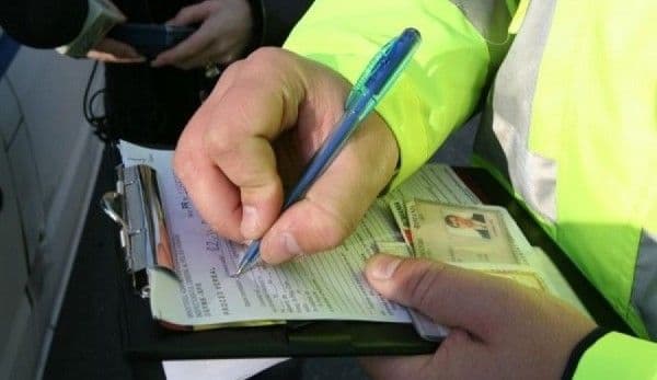 „A uitat” că nu mai are permis și a plecat la plimbare cu mașina
