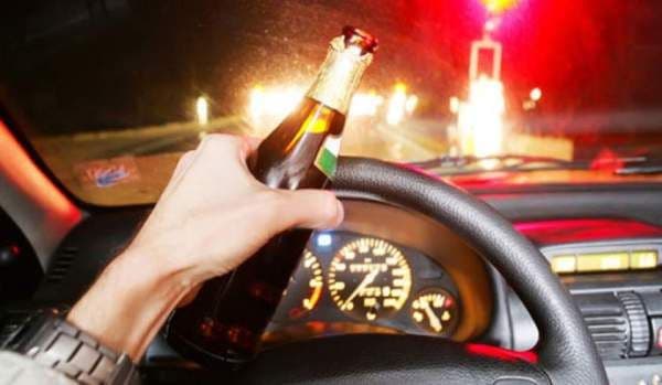 A consumat băuturi alcoolice, apoi s-a urcat la volan. Când l-au oprit poliţiştii, era să îi îmbete cu halena alcoolică pe care o emana