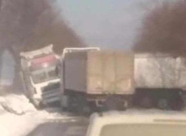 Drumul Dorohoi – Havârna blocat din cauza unui tir care a derapat. Traficul a fost deviat!