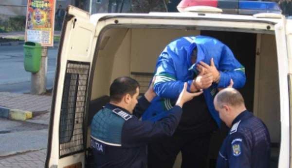 Bătrân tâlhărit ziua în amiaza mare de doi indivizi care au fugit cu o mașină