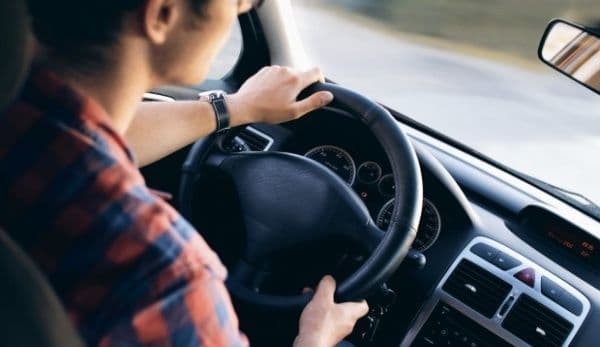 Inconștiență: Un tânăr și-a dat mașina pe mâna unui prieten care nu are permis și era în stare de ebrietate