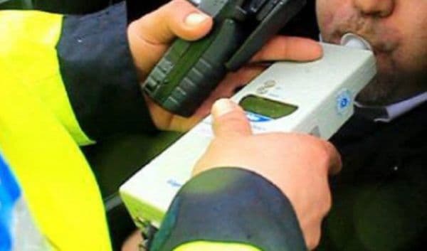 S-a pus beat mangă la volan. Polițiștii l-au oprit la timp