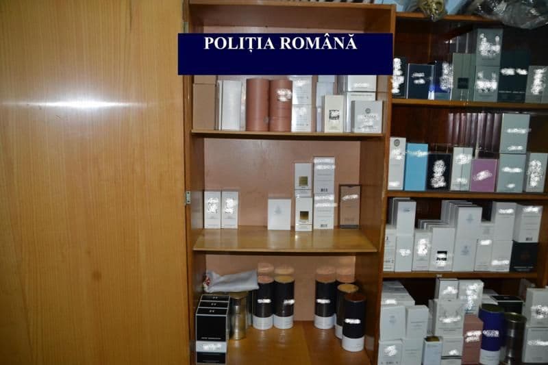 Sute de parfumuri și articole de îmbrăcăminte confiscate în urma unor percheziţii - FOTO