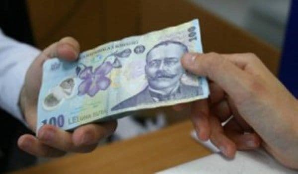 Bani mai mulţi pentru profesori, TREI SALARII în plus direct pe card. Ce condiţii trebuie să îndeplinească
