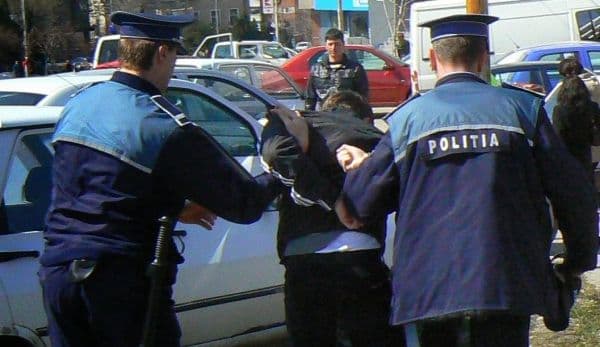 Tânăr de 19 ani cercetat pentru furt calificat după ce a „poftit” la bunurile unui vecin