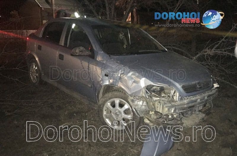 Accident la ieșirea din Dorohoi! O mașină a rupt un gard și s-a oprit într-un copac - FOTO