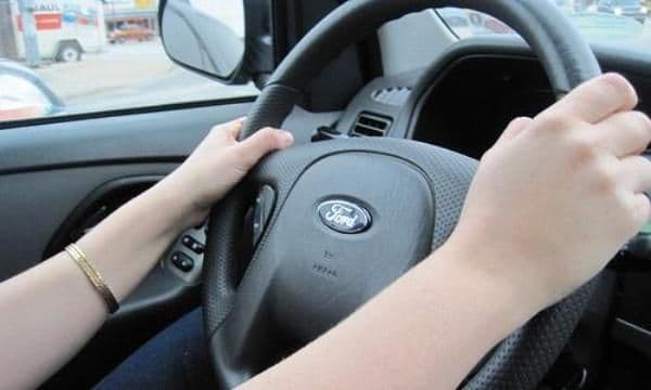 Două tinere de 19 şi 28 de ani, prinse fără permis la volan