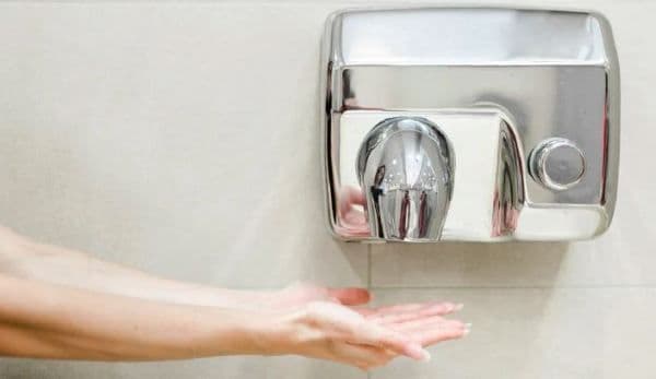 Uscătoarele de mâini pe bază de aer sunt dăunătoare pentru sănătate