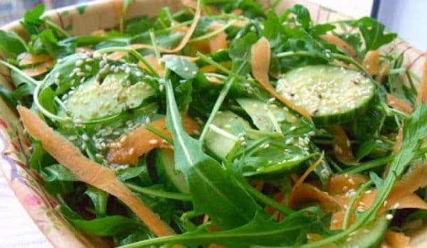 Salată cu rucola, castraveți și morcov