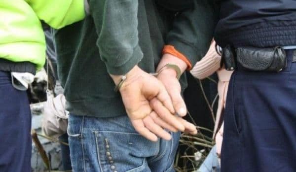 Botoșănean reţinut după ce a lovit, ameninţat şi hărţuit o tânără de 20 de ani