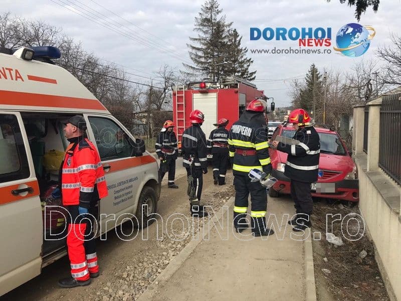 Accident la Dorohoi! O mașină a intrat în gardul unei case de pe strada Luceafărul - FOTO