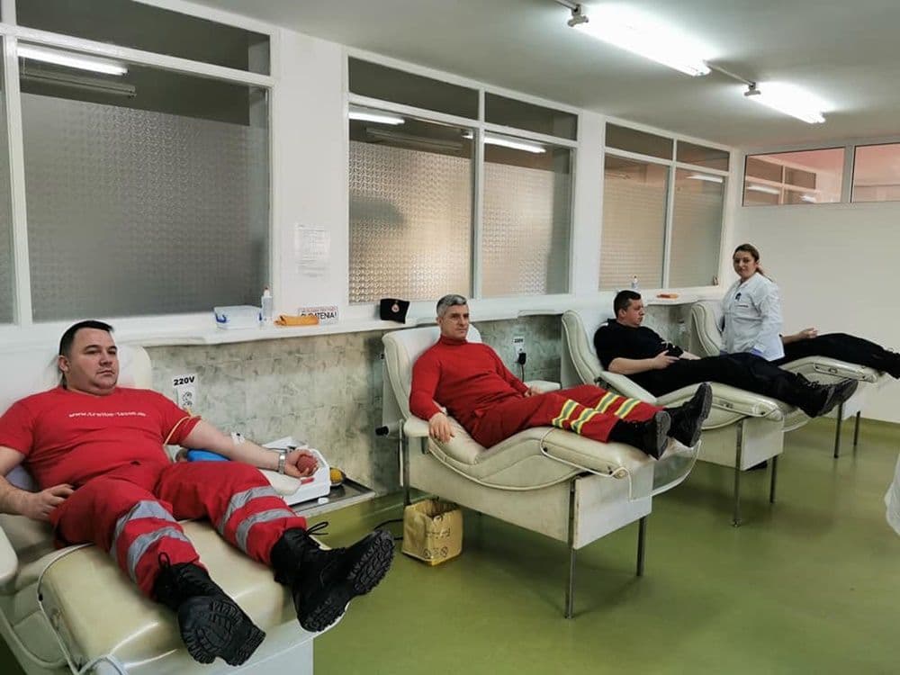 Pompierii botoșăneni îi provoacă pe jandarmii din Botoșani și pompierii din cadrul ISUVrancea să doneze sânge!