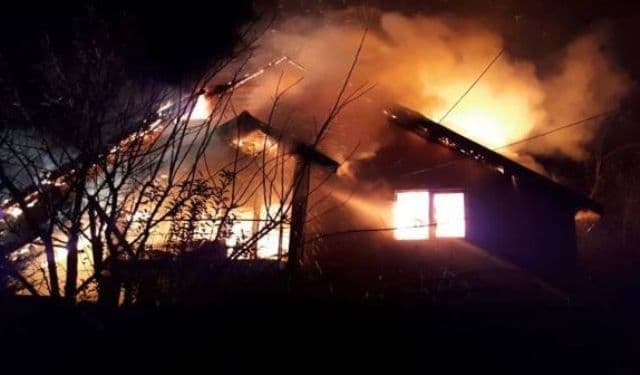 Casă devastată de flăcări. Părinți disperați că nu își găsesc copilul. Pompieri din Dorohoi și Darabani se luptă cu flăcările