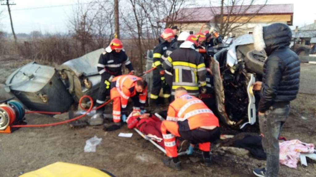 Accident grav! Patru tineri încarcerați după ce s-au izbit într-o platformă de deșeuri si s-au răsturnat cu mașina - FOTO