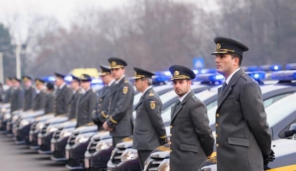 Inspectorii ANAF vor fi înarmaţi cu pistoale, electroşocuri şi spray paralizant