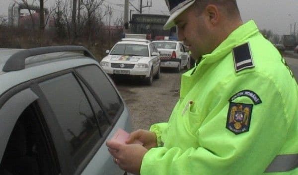 Trei infracțiuni dintr-o lovitură: Beat „mangă” și fără permis la volanul unei mașini neînmatriculate