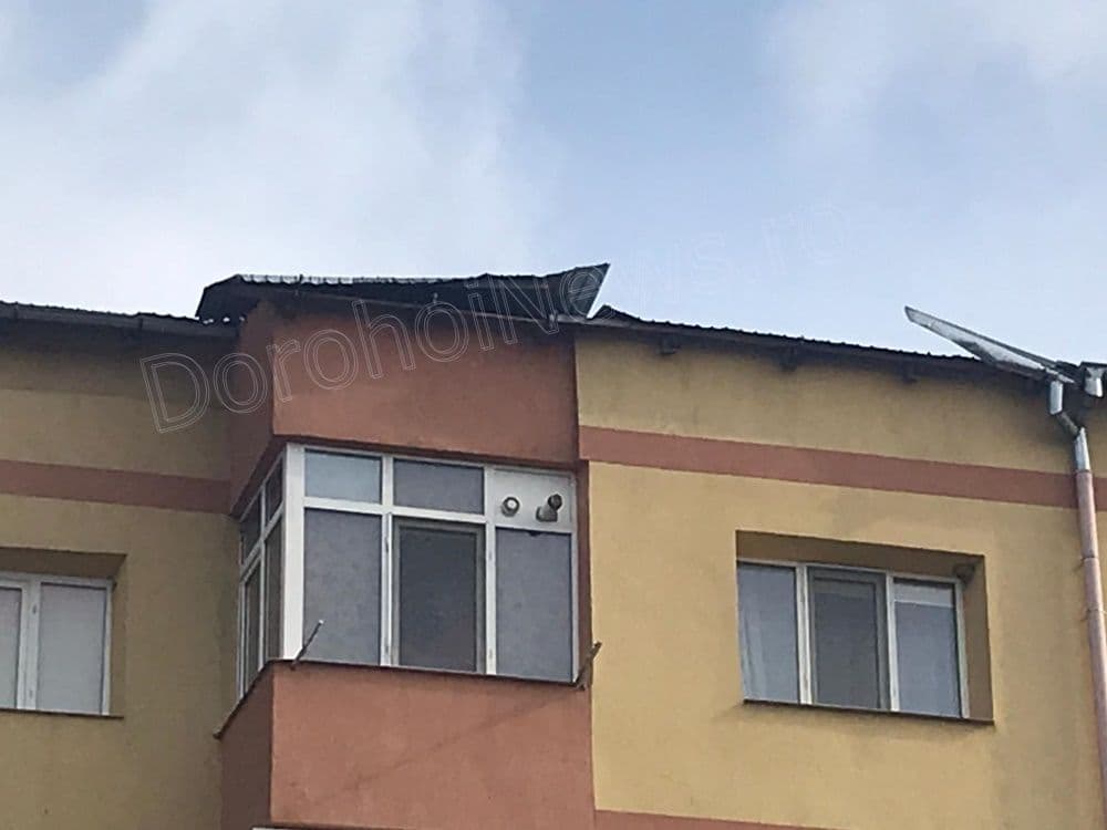 Vijelia face ravagii. Vântul a luat pe sus acoperișurile unor blocuri din Dorohoi și Botoșani