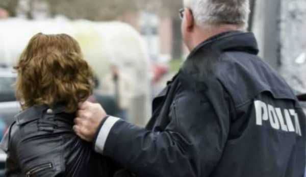 Femeie de 50 de ani prinsă după ce a furat 1.500 de lei din casa unui bătrân