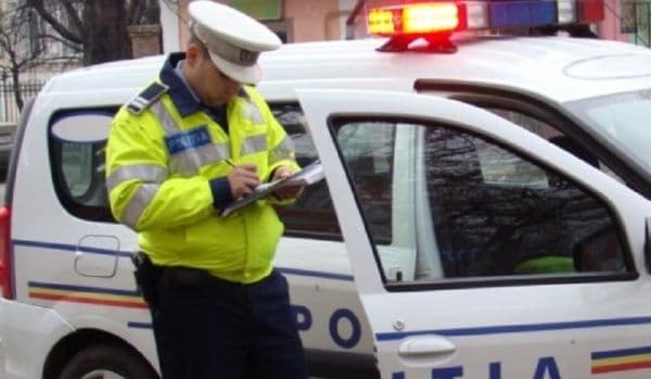 Bărbat în toată firea prins fără permis, călare pe un motoscuter neînmatriculat!