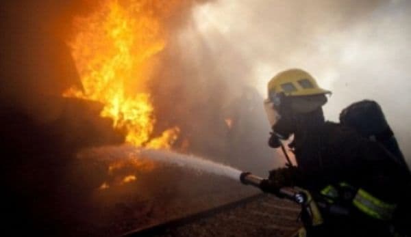 La un pas de tragedie din cauza unei lumânări aprinse uitată lângă materiale combustibile