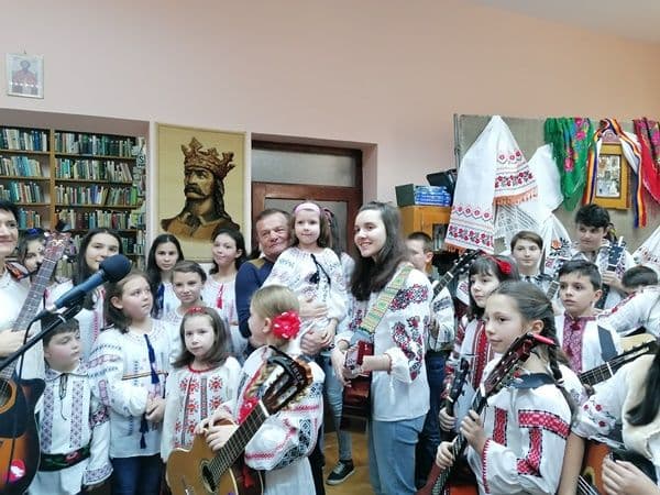 Expoziția „Suflet, Dor și Vise cu păpuși” la Biblioteca Municipală Dorohoi - FOTO
