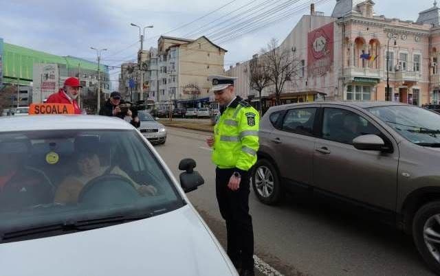 Polițiștii au „amendat” cu mărțișoare conducătoarele auto