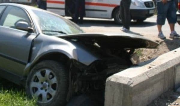 Băut la volan, a intrat cu mașina într-un cap de pod