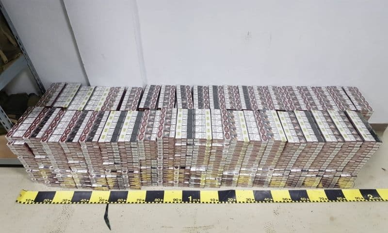 Ţigări de contrabandă în valoare de 38.000 de lei descoperite într-o locuinţă de pe malul Prutului