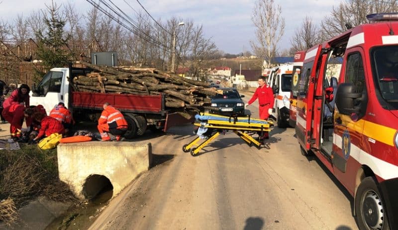 Doi copii care se plimbau cu o trotinetă călcați de o autoutilitară