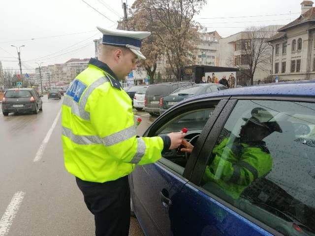 Șoferițe „amendate” cu flori de polițiștii botoșăneni – FOTO