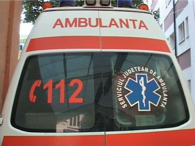 Accident! Nu a cedat trecerea unui moped și o tânără a fost rănită 