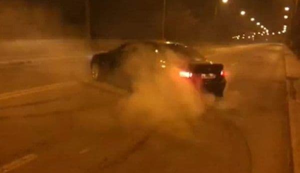 Adrenalina i-a adus o amendă usturătoare. Tânăr sancționat pentru drifturi, conducere fără permis, folii neomologate, anvelope uzate şi lipsa centurii