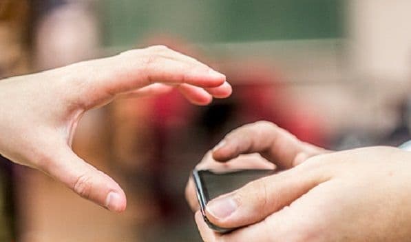 Doi tineri de 19 ani cercetați după ce au amenințat un copil de 13 ani și i-au furat telefonul mobil