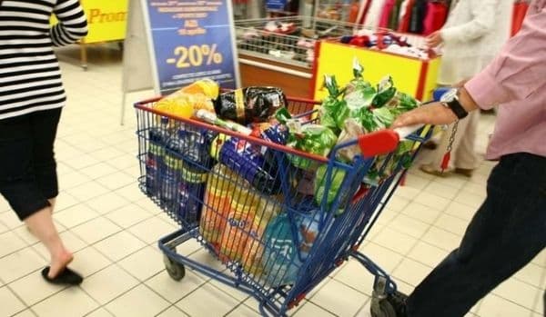 Comercianții îi îndeamnă pe clienți să fie cumpătaţi şi chibzuiţi: „Există cantităţi şi stocuri pentru toţi”