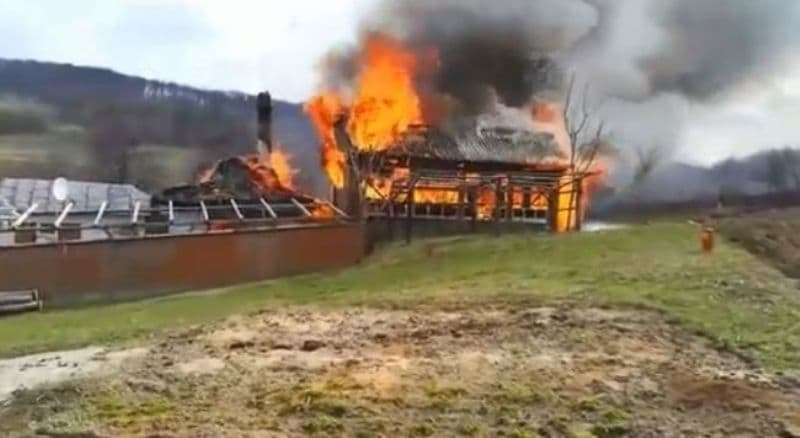 Gospodărie din comuna Pomârla cuprinsă de flăcări! Pompierii dorohoieni au intervenit pentru stingere - VIDEO
