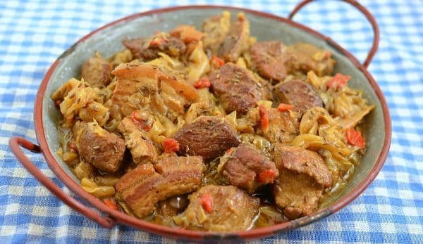 Mâncare de varză acră cu carne de porc