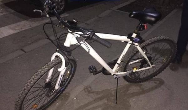 Doi tineri din Dorohoi prinși în miez de noapte cu două biciclete furate asupra lor