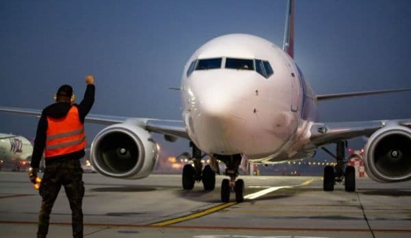 Românii angajați sezonier în Italia vor fi aduși acasă cu curse aeriene speciale. Primul zbor va fi astăzi